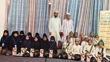 गोरखपुर: मुकम्मल रोजा रखने वाले 23 मासूम बच्चों को तुर्कमानपुर स्थित मकतब इस्लामियात में दिया गया इनाम
