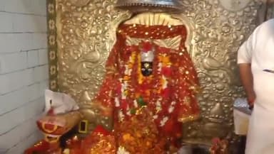 आज़मगढ़: चौक स्थित दक्षिण मुखी मंदिर में उमड़ी श्रद्धालुओं का भीड़, चैत्र नवरात्र के प्रथम दिन हुआ पूजन अर्चन