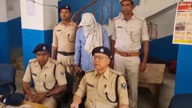 आरा: बालू कारोबारियों से अवैध वसूली करने के आरोप में फर्जी दारोगा को कोल्हारामपुर पेट्रोल पंप के समीप से किया गया गिरफ्तार