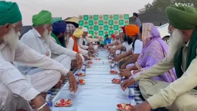 अम्बाला: शंभू बॉर्डर पर दावत-ए-इफ्तार में मुस्लिम किसान भाइयों ने बाकी किसानों के साथ खोला रोजा