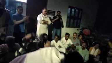 घर में घुसकर हमलावरों ने तीन को चाकू मार कर किया घायल, देर रात थाने पर जमकर हंगामा, पुलिस विरोधी नारे भी लगे