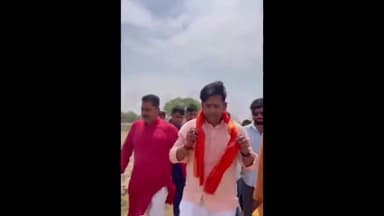 गोरखपुर: गुलरिहा थाना क्षेत्र के गांव हरपुरा में खेत में लगी आग मौके पर पहुंचे सदर सांसद रवि किशन