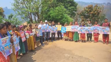 दुग नाकुरी: आगामी लोकसभा चुनाव में मतदान प्रतिशत बढ़ाने को लेकर स्वीप टीम पाकड़ क्षेत्र में मतदान हेतू मतदाताओं को किया जागरूक