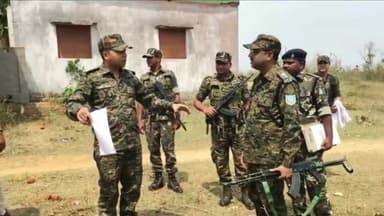 पीरटांड: एसपी दीपक शर्मा  पीरटांड के सघन उग्रवाद प्रभावित गांव मदनाडीह पहुंचे और लोगों को मतदान करने के लिए किया प्रेरित