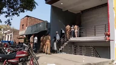 बदायूं: हर प्रसाद मंदिर के पास स्थित किंग एंड क्वीन होटल पर बजरंग दल और विश्व हिंदू परिषद की सूचना पर पुलिस ने मारा छापा