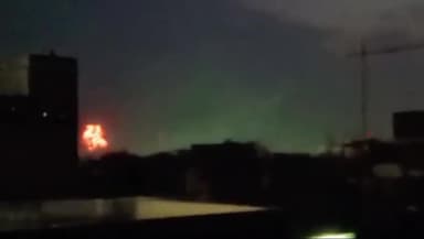 प्रयागराज: ईद के चांद का दीदार होने पर एक दूसरे को मुबारकबाद देकर शहर के विभिन्न स्थानों पर जमकर हुई आतिशबाजी