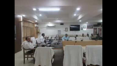 हमीरपुर: हमीरपुर के डॉ एपीजे अब्दुल कलाम सभागार में आयोजित बैठक में कम्युनिकेशन प्लान में दिए गए मोबाइल नम्बर को दुरस्त करने