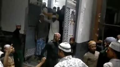 औराई: ईद का चांद दिखने के बाद घोसियां में एक दूसरे से गले मिलकर लोगों ने दी बधाई, बृहस्पतिवार को मनाई जाएगी ईद