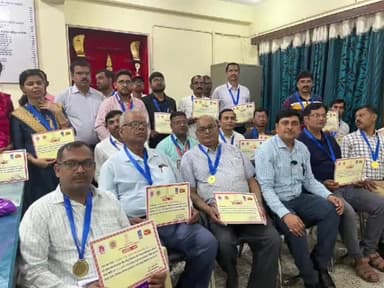 इसुआपुर: इसुआपुर, नगरा, मढौरा समेत जिला के विभिन्न डाकघर में कार्यरत कर्मी को  वरीय डाक अधीक्षक ने किया सम्मानित।