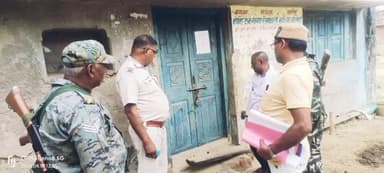 सतगावां: सतगावां पुलिस ने नौवाचक में फरार अभियुक्त के घर की कुर्की-जब्ती की कार्रवाई