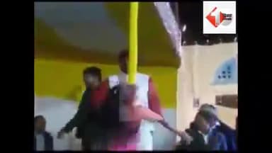 #Biharके#औरंगाबाद से#RJDके प्रत्याशी अभय कुशवाहा का वीडियो एक बार फिर वायरल हुआ है.इसमेअभय कुशवाहा बार बाला के साथ पोल डांस करते और नोट बरसाते नजर आ रहे हैं#BiharPolitics  #LokSabaElection2024