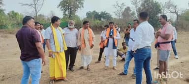 गीदम: केंद्रीय रक्षा मंत्री के दौरे से पूर्व रोंजे में छःग के पूर्व वन मंत्री व क्षेत्रिय विधायक ने लिया स्थल का जायजा