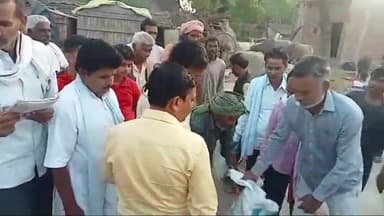 सवायजपुर: खुर्रम पुरवा के अग्नि पीड़ितों को विधायक प्रतिनिधि ने बांटी राहत सामग्री, कहा- अग्नि पीड़ितों की हर संभव मदद करुंगा