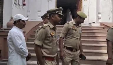 प्रयागराज: बक्शी बाजार सिया मस्जिद में सिया समुदाय के लोगों ने अदा की ईद की नमाज़,सुरक्षा के दृष्टिगत पुलिस टीम तैनात