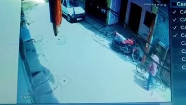 प्रयागराज: भावापुर में चोर ने घर के बाहर खड़ी साइकिल किया चोरी,CCTV फुटेज आया सामने