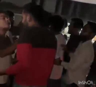 उरई: उरई के कोंच रोड पर नशे में धूत कार सवार ने दुकान में मारी टक्कर महिला समित लोगो ने की मारपीट वीडियो हुआ वायरल।