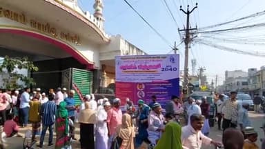 விருத்தாசலம்: விருத்தாசலம் நவாப் ஜாமியா மஸ்ஜித் ஈத்கா மைதானத்தில் ரம்ஜான் சிறப்பு தொழுகை நடைபெற்றது