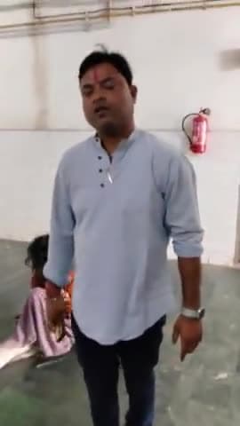 एक बूढी मां जो दिमागी हालत से अस्वस्थ है उसे किसी गाड़ी द्वारा चोट लग गई जिससे उसका पैर फैक्चर हो गया