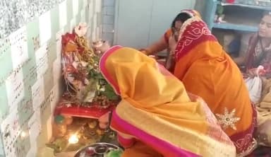 मंदसौर: अफीम गोदाम परिसर श्रीअमलेश्वर महादेव मंदिर पर गणगौर की महिलाओं ने की पूजा अर्चना पति की लंबी उम्र की कामना को लेकर