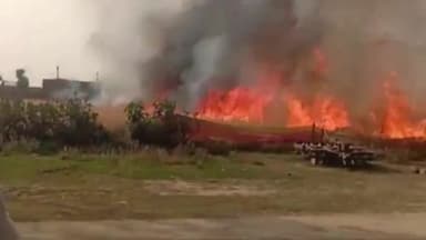 मोहम्मदी: ग्राम दिलावरपुर में अज्ञात कारणों के चलते गेहूं के खेत में लगी भीषण आग।