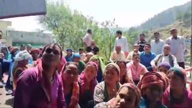 प्रतापनगर: गरवाण गांव में पानी की समस्या के समाधान करने के लिए तहसीलदार ने गांव में पहुंचकर जल्द समाधान करने का दिया भरोसा