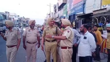 ਸੰਗਰੂਰ: ਸੁਨਾਮੀ ਗੇਟ ਵਿਖੇ ਉੱਘੇ ਸਮਾਜ ਸੇਵੀ ਪਰਕਮ ਸਿੰਘ ਨੇ ਸੰਗਰੂਰ ਟ੍ਰੈਫਿਕ ਪੁਲਿਸ ਨੂੰ 50 ਟ੍ਰੈਫਿਕ ਲਾਈਟਾਂ ਕੀਤੀਆਂ ਭੇਂਟ - ਐਸ ਪੀ ਨਵਰੀਤ