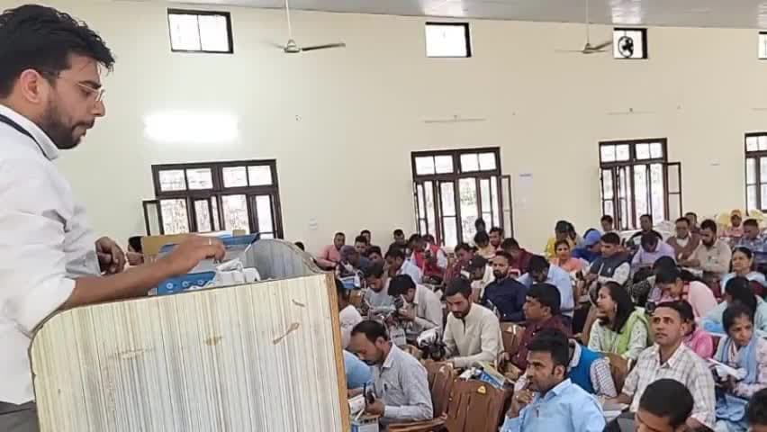 पावकी देवी: देवप्रयाग विधानसभा के 74 वेबकास्टिंग कार्मिकों को ब्लॉक सभागार में दिया बारीकी से प्रशिक्षण