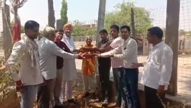 चाकसू: दूदू कस्बे में महात्मा ज्योतिबा फुले की जयंती कार्यक्रम आयोजित, संस्थान के पदाधिकारी ने बांधे परिंडे,