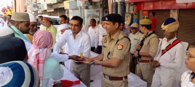 भदोही: भदोही के सबसे बड़ा ईदगाह में होने वाली फलाह उम्मत डिग्री कॉलेज वाले मैदान में सकुशल ईदुल फितर की नमाज हुई अदा ।