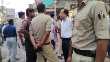 बिहार: ईद पर्व के मौके पर विधि व्यवस्था बनाये रखने के लिये जिलाधिकारी और एसपी ने बिहारशरीफ शहर में किया फ़्लैग मार्च