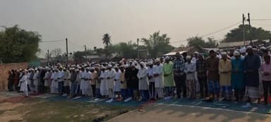 पूर्णिया पूर्व: आगाटोला में सौहार्दपूर्ण माहौल में संपन्न हुआ ईद त्यौहार, लोग एक दूसरे से गले मिकलर दिया ईद की बधाई