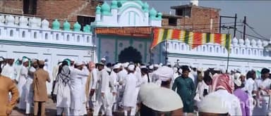 उरई: उरई शहर में मुस्लिम समुदाय के लोगों ने अदा की ईद की नमाज़, सुरक्षा को लेकर तैनात रहा भारी पुलिस बल