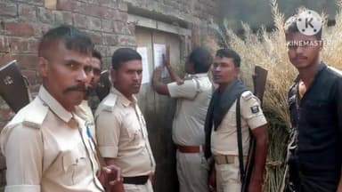गुठनी: गुठनी पुलिस ने कुड़ेसर गांव में फरार चल रहे दो आरोपियों के घर पर चिपकाया इश्तेहार
