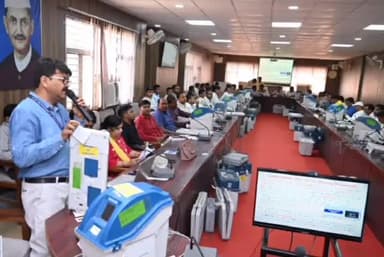 आज़मगढ़: विकास भवन सभागार में जिला विकास अधिकारी की अध्यक्षता में मास्टर ट्रेनर्स को मिला EVM का प्रशिक्षण