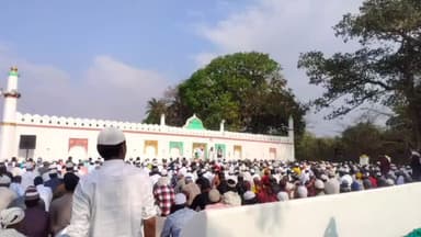 सीतामऊ: नगर में ईद पर मुस्लिम समाज द्वारा नमाज अदाकार एक दूसरे को गले मिल कर दी ईद की बधाई,पुलिस रही तैनात मस्जिदों के बाहर