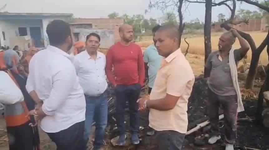 मेरे डलमऊ मण्डल के अंतर्गत नरसवाँ ग्राम सभा मे लगी भीषण आग की सूचना मिलने पर भारतीय जनता पार्टी युवा मोर्चा के जिला उपाध्यक्ष छोटे भाई #अनुष्ठान_सिंह_जहाज़ी व छोटे भाई बॉबी पण्डित के साथ मौके पर पहुँच कर पीड़ित परिवारों को राहत सामग्री उपलब्ध