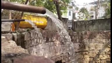 विदिशा नगर: नगर पालिका के टैंकर के भरोसे विभिन्न जगहों पर हो रहा पेयजल सप्लाई, इंदिरा कंपलेक्स से पानी भरकर शहर में होता है सप्लाई