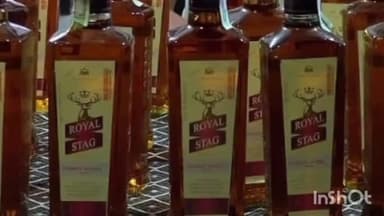 मनेर: सराय मोहल्ला में पुलिस ने छापेमारी करते हुए किया अंग्रेजी शराब बरामद