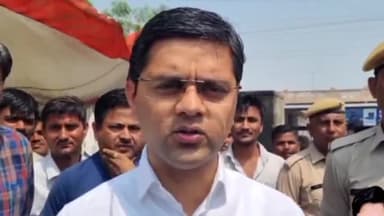 पचपदरा: बालोतरा जिला कलेक्टर ने शुक्रवार को जली हुई सब्जी मंडी का निरीक्षण कर व्यापारियों को हर संभव मदद का भरोसा दिलाया