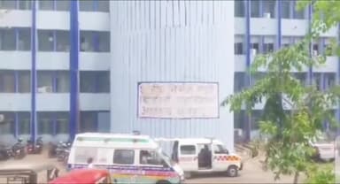 धनबाद/केंदुआडीह: बरमसिया बाल सुधार गृह के समीप एक युवक पर चोरी का आरोप लगाते हुए कुछ स्थानीय लोगों ने जमकर पीटा, SNMMCH में भर्ती