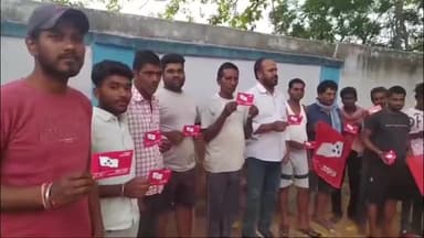 पीरटांड: भाकपा माले की ओर से महेशलुंडी में जन संपर्क अभियान चला कर पार्टी के लिए जुटाया गया सहयोग राशि।