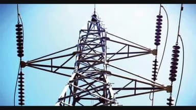 ഒറ്റപ്പാലം: വെള്ളിയാഴ്ച വൈകിട്ട് ഉണ്ടായ കാറ്റിലും മഴയിലും ശ്രീകൃഷ്ണപുരം ഇലക്ട്രിക് സെക്ഷൻ പരിധിയിൽ വൈദ്യുതി തകരാറിലായി