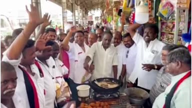 பண்ருட்டி: பேருந்து நிலையத்தில் திமுகவினர் நூதன முறையில் வடை சுட்டு வாக்கு சேகரிப்பில் ஈடுபட்டனர்