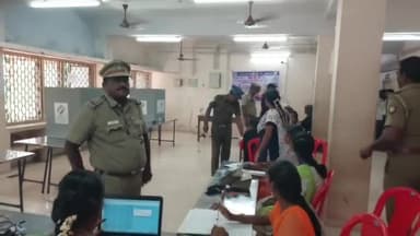 பண்ருட்டி: நாடாளுமன்றத் தேர்தலையொட்டி பண்ருட்டி வட்டாட்சியர் அலுவலகத்தில் காவல்துறையினர் தங்கள் தபால் வாக்கினை பதிவு செய்தனர்