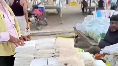 प्रयागराज: संगम क्षेत्र में अवैध तरीके से लगाई गई दर्जनों दुकानों पर मेला प्राधिकरण द्वारा की गई कार्रवाई