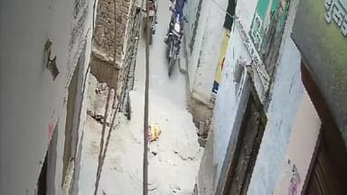 प्रयागराज: शाहगंज के पानदरीबा गली से चोर ने मोटरसाइकिल की चोरी, घटना का सीसीटीवी फुटेज आया सामने