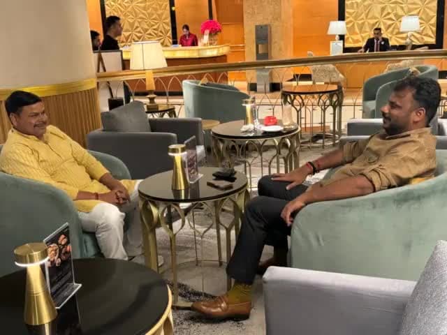 दिल्ली में शांग्रीला इरोस इंटरनेशनल होटल में महर्षि विश्वामित्र फाउंडेशन  के राष्ट्रीय संयोजक श्री राज कुमार चौबे बक्सर  जी से फाउंडेशन के राष्ट्रीय अधिवेशन से संबंधित चर्चा करते हुए। #reels #Bihar #बक्सर #लोकसभाचुनाव2024 #StarCampaigners