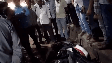 सिंगरौली: नौगढ़ गायत्री स्कूल के सामने दो मोटरसाइकिलों की आमने-सामने से हुई टक्कर, मासूम बालिका समेत चार लोग घायल