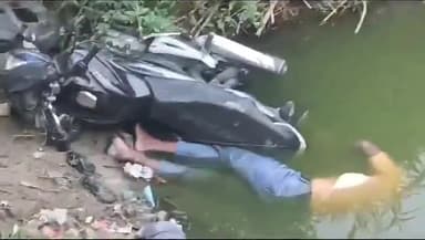 हाटा: सुकरौली में बाइक समेत ड्रेन में गिरा मिला युवक ,पुलिस ने शव को कब्जे में लेकर अग्रिम कार्रवाई में जुटी