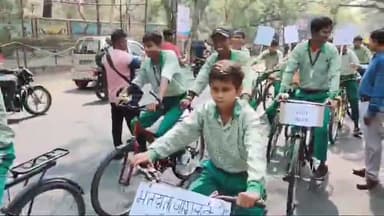 धनबाद/केंदुआडीह: जिला स्कूल और प्लस टू हाई स्कूल के छात्र-छात्राओं ने एसएसएलएनटी महाविद्यालय से निकाली मतदान को लेकर के जागरूकता रैली